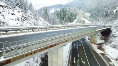 İki yol görebiliriz. Biri köprüde ve köy yolu altından geçiyor. Kış zamanı..