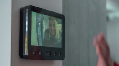 Genç bir adam kamera onun kız arkadaşı görür ve o zaman unuttum ona gösterir. Birbirlerine el sallıyorlar..