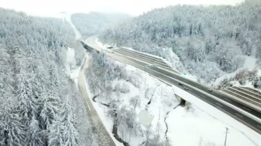 Slovenya'da bir otoyolda kış zamanı. Manzara güzel görünüyor çünkü karla kaplıdır. Havadan çekim.