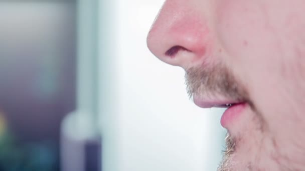 Barba Pica Joven Piensa Que Debería Afeitarse — Vídeo de stock
