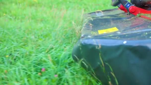 Hombre Está Conduciendo Tractor Está Tirando Una Maquinaria Delante Con — Vídeo de stock