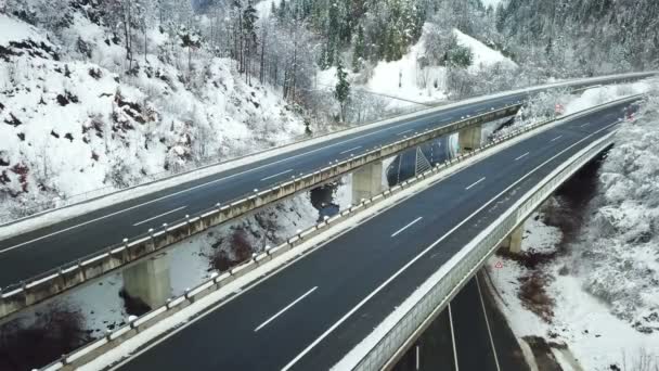 この寒い冬の日にスロベニアの高速道路を走っている車はほんのわずかです 航空写真 — ストック動画