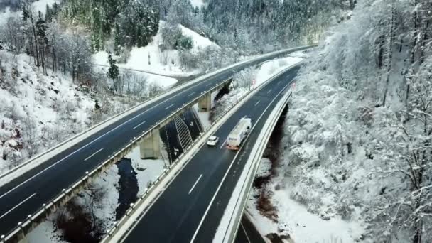冬の時間で 高速道路を走る車はほんの数台しかありません 自然は雪で覆われている — ストック動画