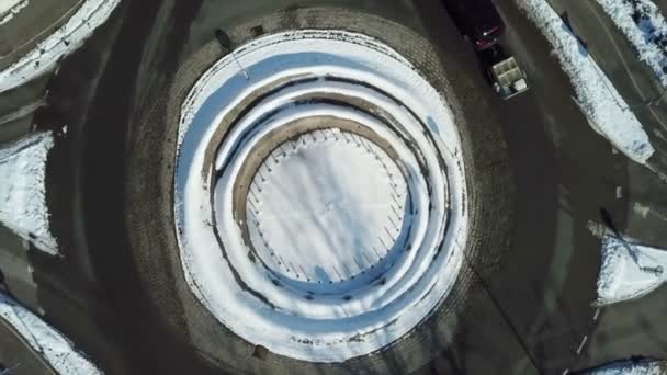 Sneeuw Het Midden Van Rotonde Voertuigen Rijden Rond Luchtfoto — Stockvideo