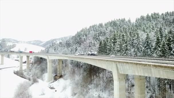 壮大な高架橋とその上の高速道路 道路は除雪された 航空写真 — ストック動画