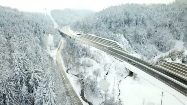 Zimní Čas Dálnici Slovinsku Krajina Vypadá Nádherně Protože Pokryta Sněhem — Stock video