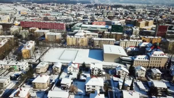 散りないコートは雪で覆われている スロベニアのセルジェの町の冬の時間です 航空写真 — ストック動画