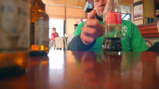 Entrenador Sus Amigos Están Sentados Algún Bar Coge Una Botella — Vídeos de Stock