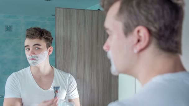 Jeune Homme Rase Lentement Visage Regarde Dans Miroir — Video