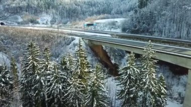 Otobanın üzerindeki araçlar için bir tabela var. Kış mevsimi ve doğa tamamen beyaz..