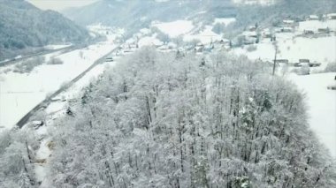 Vadi kış mevsiminde olduğu gibi tamamen karla kaplıdır. Kar ağaçlarda ve çayırlarda. Havadan ateş. Hava sisli..