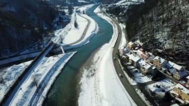 Kışın güzel bir mavi nehir. Etrafta hala bir sürü kar var. Havadan çekim.