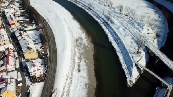 Yoldan Ayrılıp Kasabaya Gelen Arabaları Görebiliyoruz Kış Zamanı Havadan Çekim — Stok video