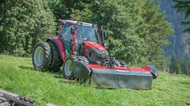 Eine Rasenmähmaschine Hebt Und Ein Traktor Fährt Bergab Ein Bauer — Stockvideo