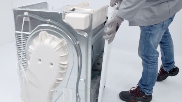 Homem Está Derrubar Lado Máquina Lavar Ele Está Consertando Dispositivo — Vídeo de Stock
