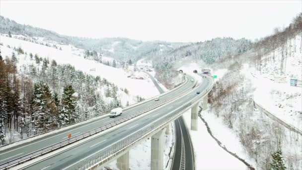 现在是冬天 大自然被雪覆盖着 高速公路已清除积雪 交通平稳 空中拍摄 — 图库视频影像