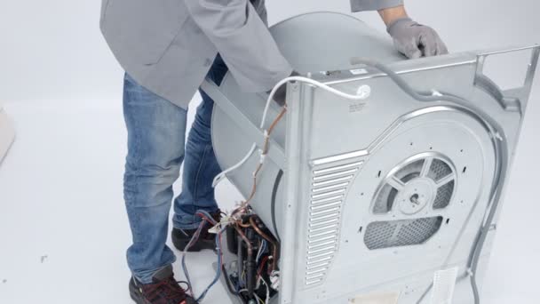 Jovem Reparador Está Separar Tambor Resto Máquina Lavar Ele Precisa — Vídeo de Stock