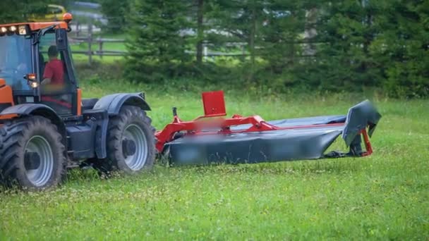 Une Machine Coupe Herbe Descend Lentement Agriculteur Est Prêt Aller — Video