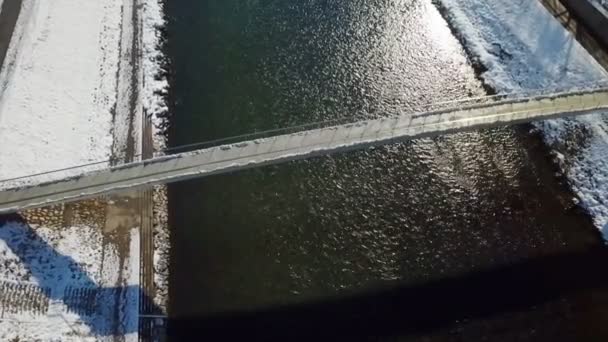 Piccolo Ponte Attraversa Fiume Savinja Inverno Solo Pedoni Persone Bicicletta — Video Stock