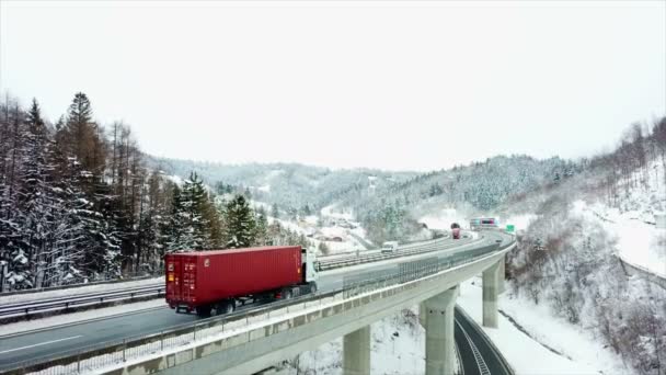 田舎道は高速道路のある橋の下を走っている 冬の時間だ航空写真 — ストック動画