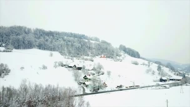 Liegt Viel Schnee Den Bergen Das Wetter Ist Neblig Luftaufnahme — Stockvideo