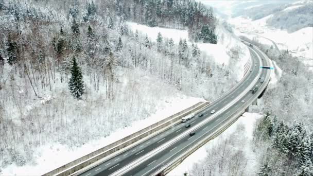 美しい白い自然と高速道路が見えます たくさんの車が走っている 航空写真 — ストック動画