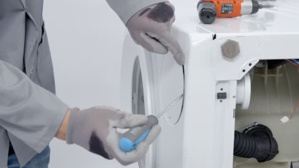 Reparador Está Abrir Uma Pequena Porta Branca Máquina Lavar Roupa — Vídeo de Stock