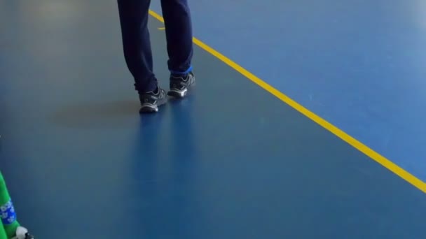 Ein Trainer Steht Außerhalb Des Platzes Und Beobachtet Seine Mannschaft — Stockvideo