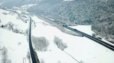 Vadide iki yol var ve biri diğerinden daha yoğun. Doğa karla kaplı. Havadan çekim.