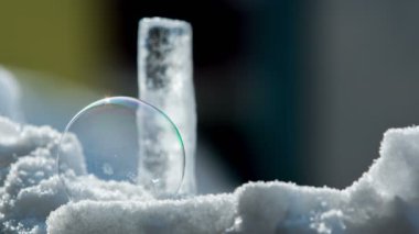 Bir kabarcık bir yüzey üzerinde duruyor ve biraz hareket ediyor.