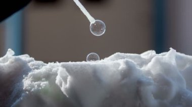 Bir adam kabarcıklar yapmaya çalışıyor ve sonra o vazgeçer.