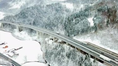Trafik kışın bir karayolu üzerinde sorunsuz çalışıyor. Havadan ateş. Yol temizlendi ve araçlar sürüş sorunu yok.