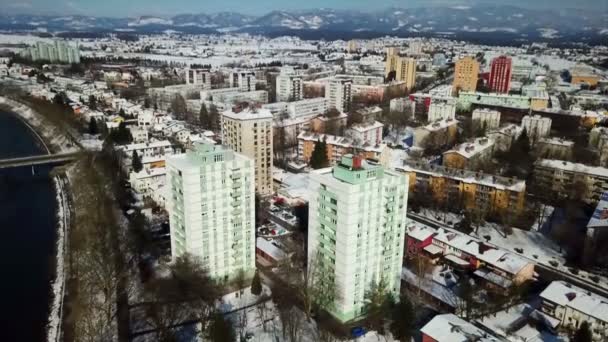 Einer Slowenischen Stadt Gibt Ein Paar Wolkenkratzer Ist Winterzeit Luftaufnahme — Stockvideo