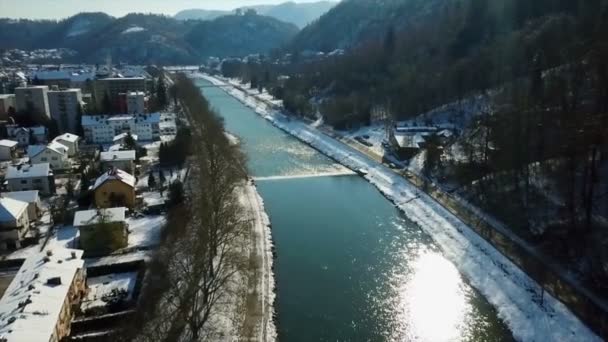 サヴィーニャ川に太陽が輝いている 空中ショット スロベニアの町では冬の時間で どこにでも雪がたくさん降っています — ストック動画