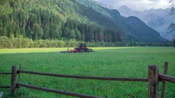 Tractor Rijdt Het Grote Grasveld Het Gras Snijden Met Machines — Stockvideo