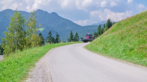 Tracteur Rouge Roule Sur Route Campagne Une Machine Coupe Herbe — Video