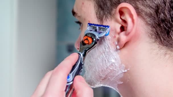 Bir Adamın Yüzü Köpükle Doludur Tıraş Olmaya Başlar Banyo Aynasında — Stok video
