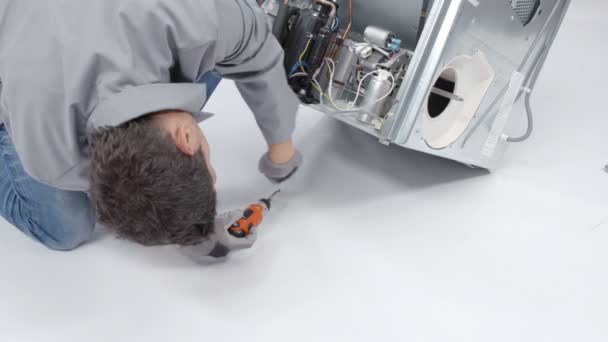 Ein Mann Versucht Den Boden Der Waschmaschine Reparieren Lehnt Sich — Stockvideo