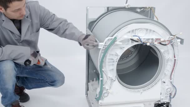 一个男人正在拆解整台洗衣机 他正在修理它 — 图库视频影像