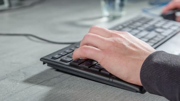 Joven Trabaja Con Ambas Manos Está Escribiendo Algo Teclado Con — Vídeos de Stock