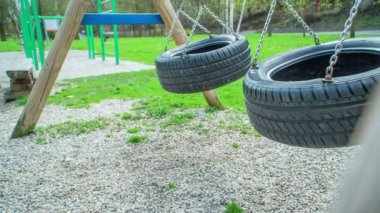 İki salıncak var ve iki siyah lastikten yapılmış..