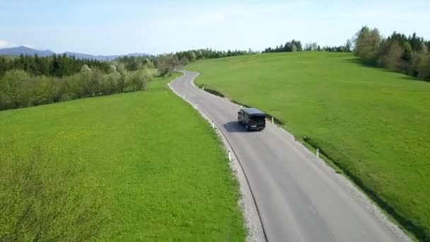 Nádherná Zelená Krajina Den Krásný Letecký Záběr Jede Sem Dodávka — Stock video