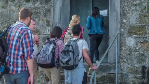 Les Touristes Montent Les Escaliers Dans Autre Partie Château Guide — Video