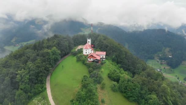 Hom Zalec Slovenia 2018年埃文斯特一座教堂矗立在山顶上 周围有两栋房子 风景秀丽 绿树成荫 — 图库视频影像