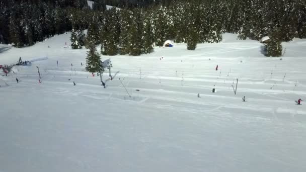 滑雪者正在乘坐拖曳电梯上山 今天是滑雪胜地的好日子 空中射击 — 图库视频影像