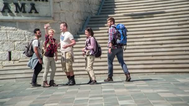 Fünf Freunde Machen Zusammen Ein Selfie Sie Werden Berühmte Höhlen — Stockvideo