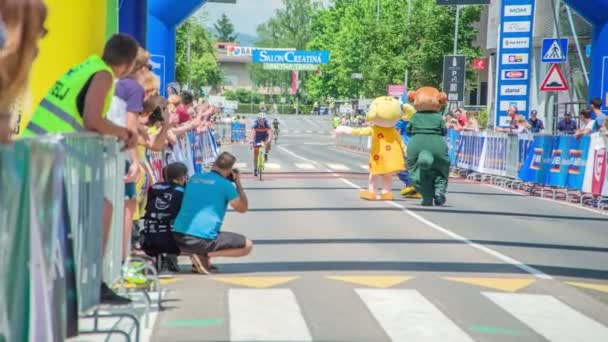 Bir Yol Bisikleti Yarışçısı Bitiş Çizgisinde Duran Yarışçıya Beşlik Çakıyor — Stok video