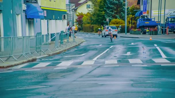Ciclista Carretera Está Conduciendo Carretera Resbaladiza Después Lluvia Torneo — Vídeos de Stock