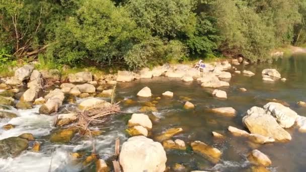 Vodě Jsou Vidět Velké Kameny Slunce Svítí Krásný Letní Den — Stock video