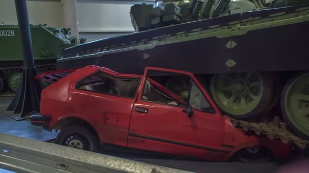 Kan Förstörd Bil Som Skadades Eftersom Militärvagn Körde Över Den — Stockvideo